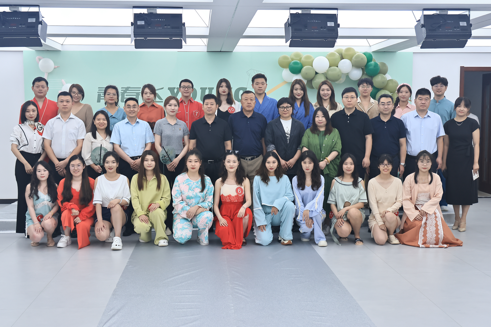 “青春飞YOUNG 潮领风尚” | 毛纺集团团委举办产学研项目作品走秀活动