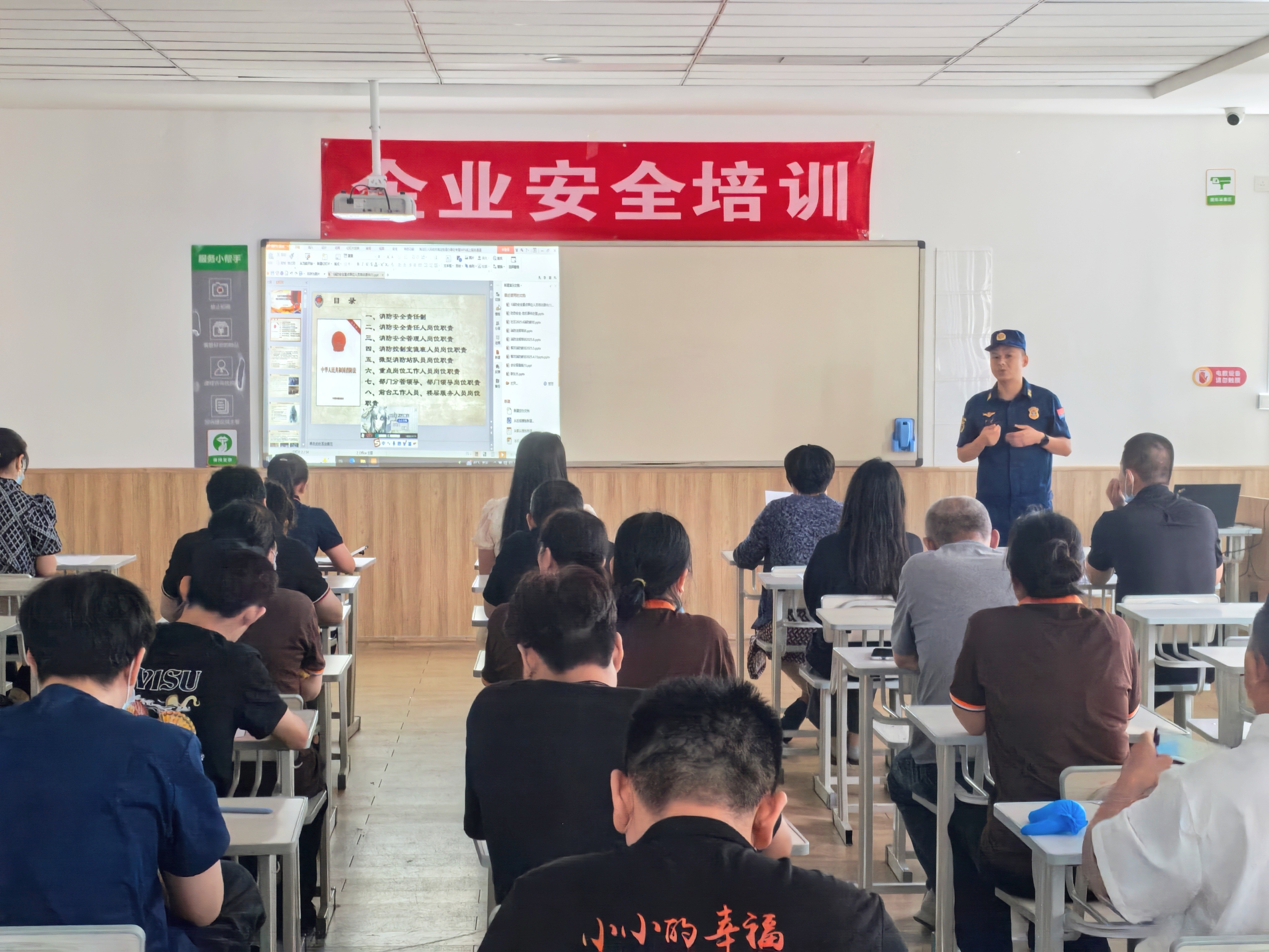 查找身边安全隐患 筑牢安全生产防线 | 维多利亚老品牌vic时尚扎实开展“安全生产月”系列活动