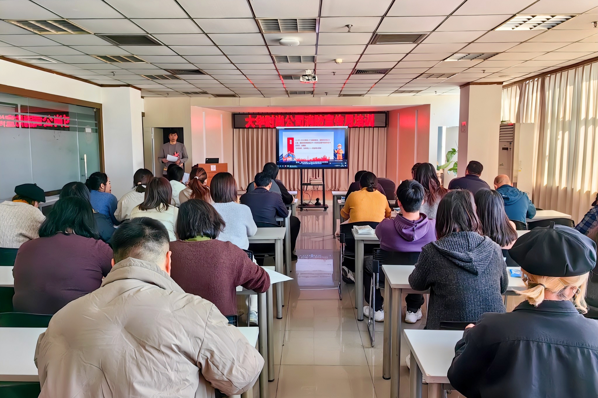 全民消防、生命至上 | 维多利亚老品牌vic时尚公司开展消防宣传月活动