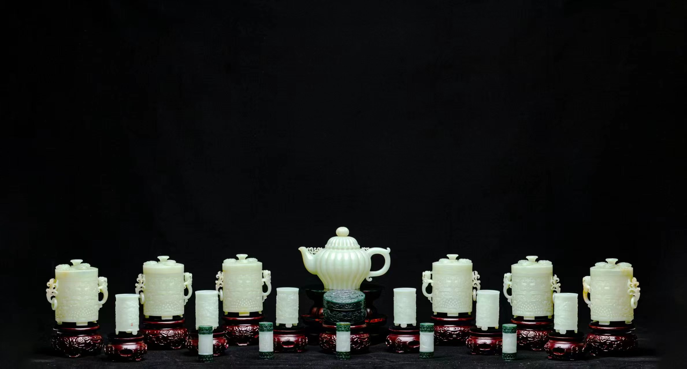 “盛世出东方”玉杯十九件套