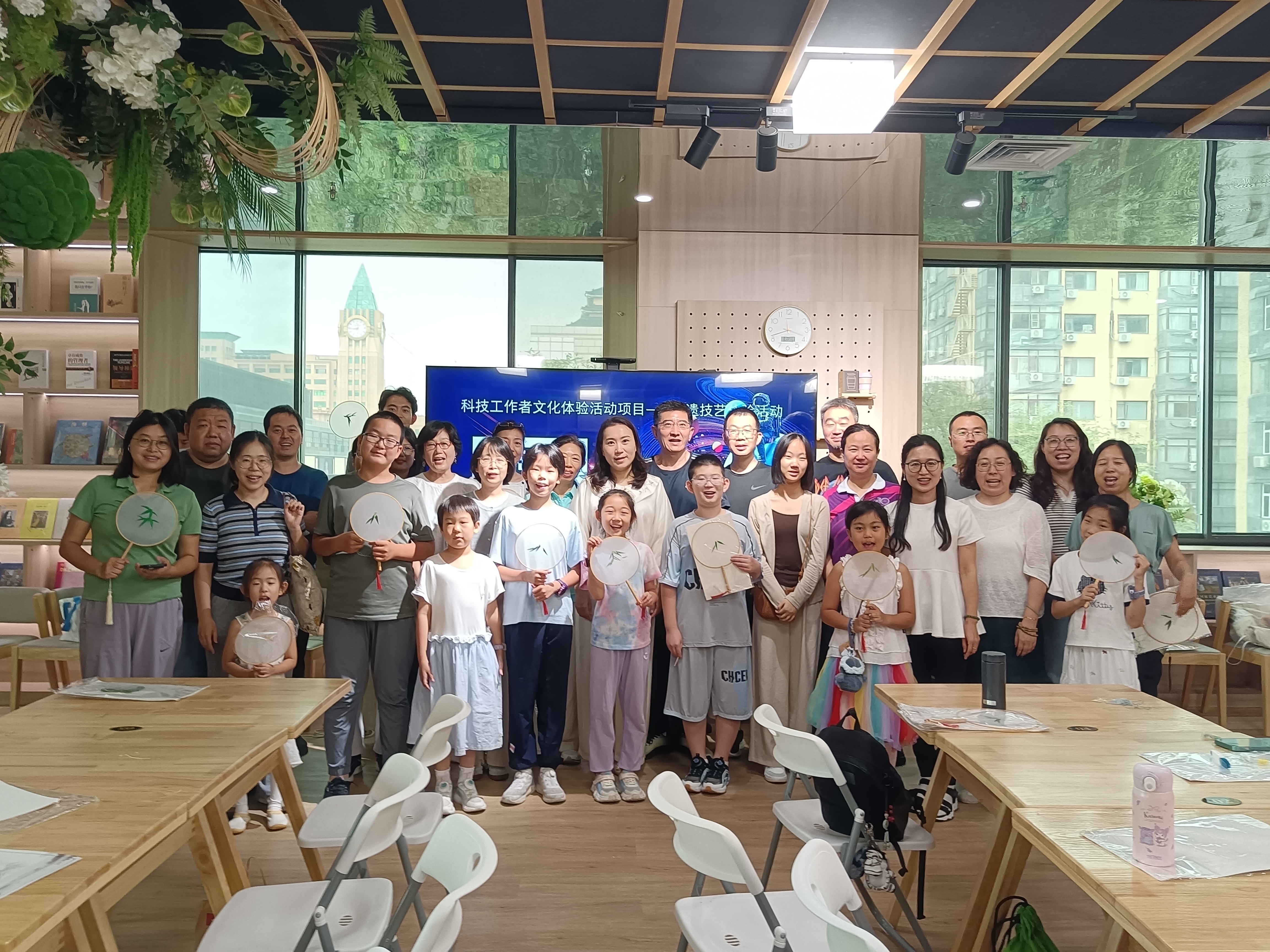 “科技工作者文化体验活动”系列报道七：京绣团扇制作体验活动在工美大厦成功举办