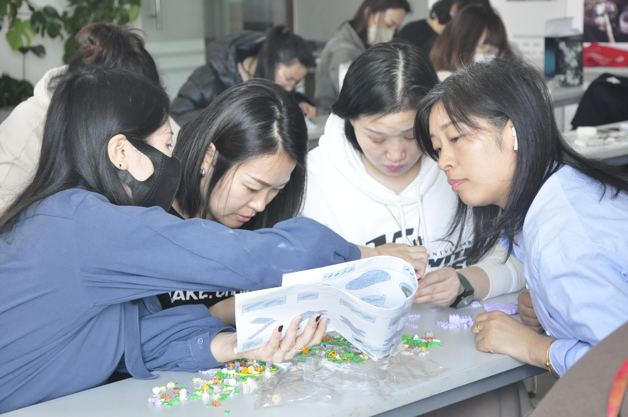 魅力巾帼花 巧手绽芳华 大华时尚公司组织开展庆三八手工制作活动