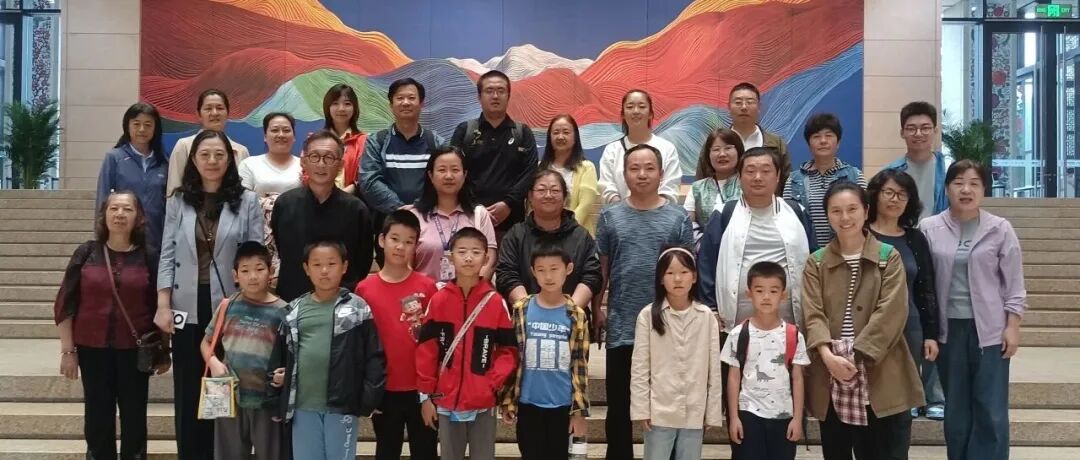 “科技工作者关爱行动项目：科技工作者非遗技艺文化体验活动”系列报道二：科技工作者亲子团参观工美杯20届成果展、体验金属錾刻技术