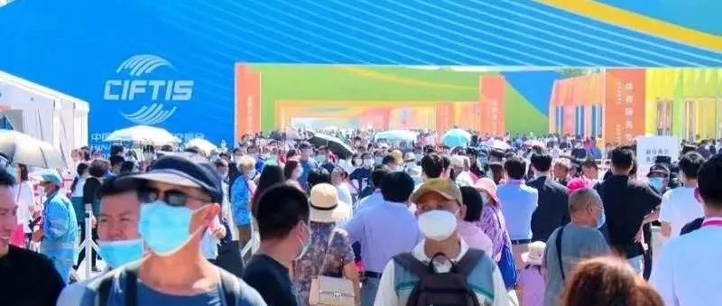 服贸会精彩纷呈 工美展吸睛无数
