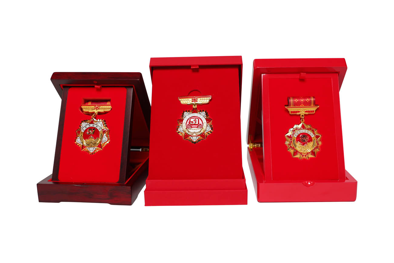 “renminrongyao”quanguolaomojiquanguowuyilaodongbiaozhangxilie-3