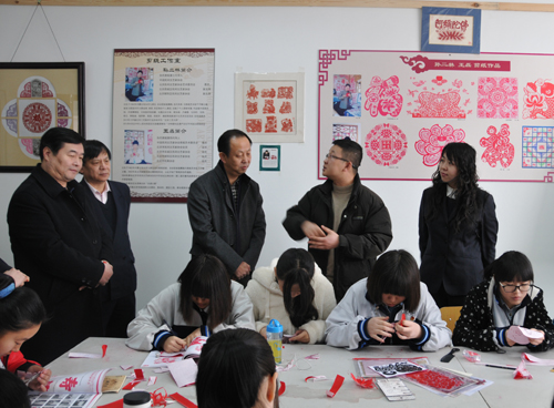 2月27日上午，集團(tuán)公司新任總經(jīng)理魏連偉（中）到工美高級(jí)技校調(diào)研工作，集團(tuán)公司副總經(jīng)理孟繁民（左一）陪同