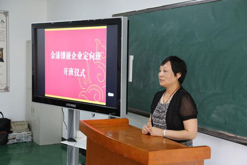 萬(wàn)紫大師向同學(xué)們作專業(yè)介紹