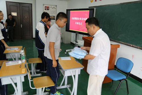 柏群總經(jīng)理和萬(wàn)紫大師共同為學(xué)生發(fā)放企業(yè)定制工作服