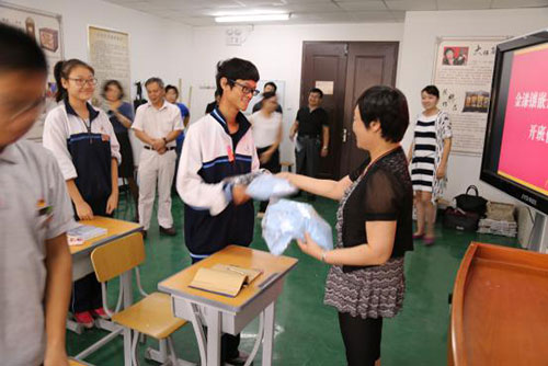 柏群總經(jīng)理和萬(wàn)紫大師共同為學(xué)生發(fā)放企業(yè)定制工作服