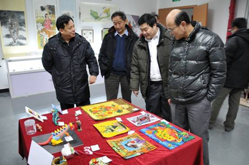 市人力資源和社會(huì)保障局職業(yè)能力建設(shè)處處長(zhǎng)李世廣、集團(tuán)公司總工藝師郭鳴、副總經(jīng)理孟繁民蒞臨參觀指導(dǎo)。