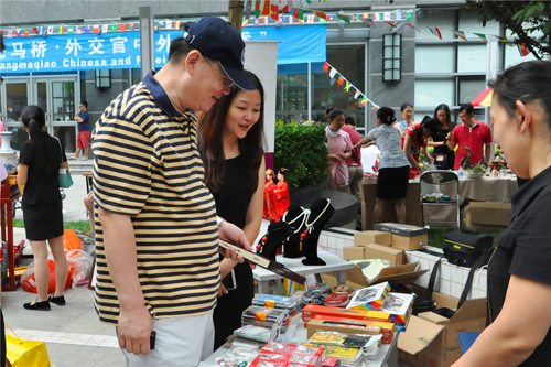 外交部新聞司副司長孫維佳參觀“北京禮物”展位。