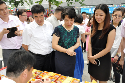 北京外交人員服務(wù)局副局長蔣琪觀看大師現(xiàn)場展演。