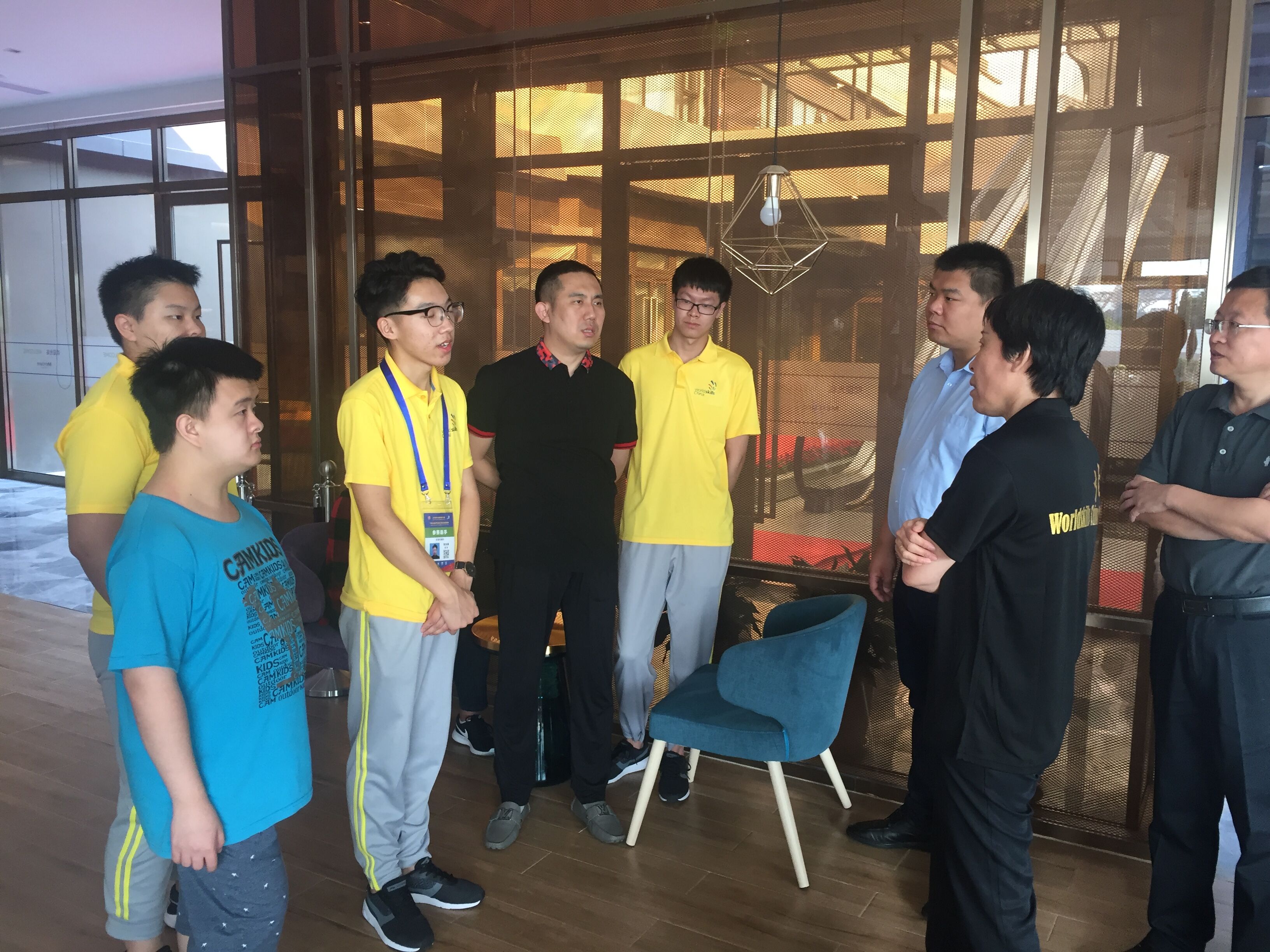 2学院党委书记、院长王笑媛，常务副院长苏维刚代表学院看望教练和选手.jpg
