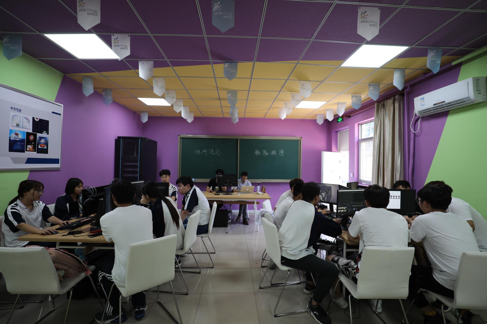 中央电视台科教频道新媒体中心主编刘绍言给工作室学生授课1.JPG