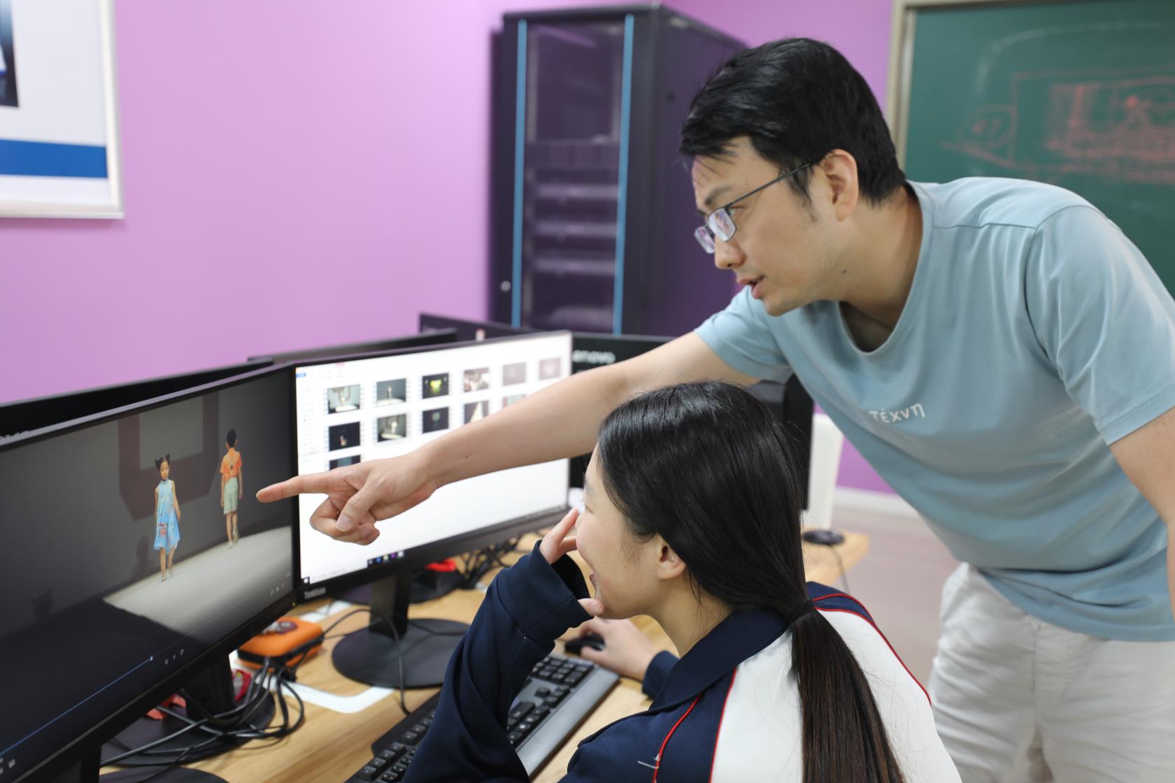 影视工作室孙贝琤老师指导学生剪辑视频.JPG