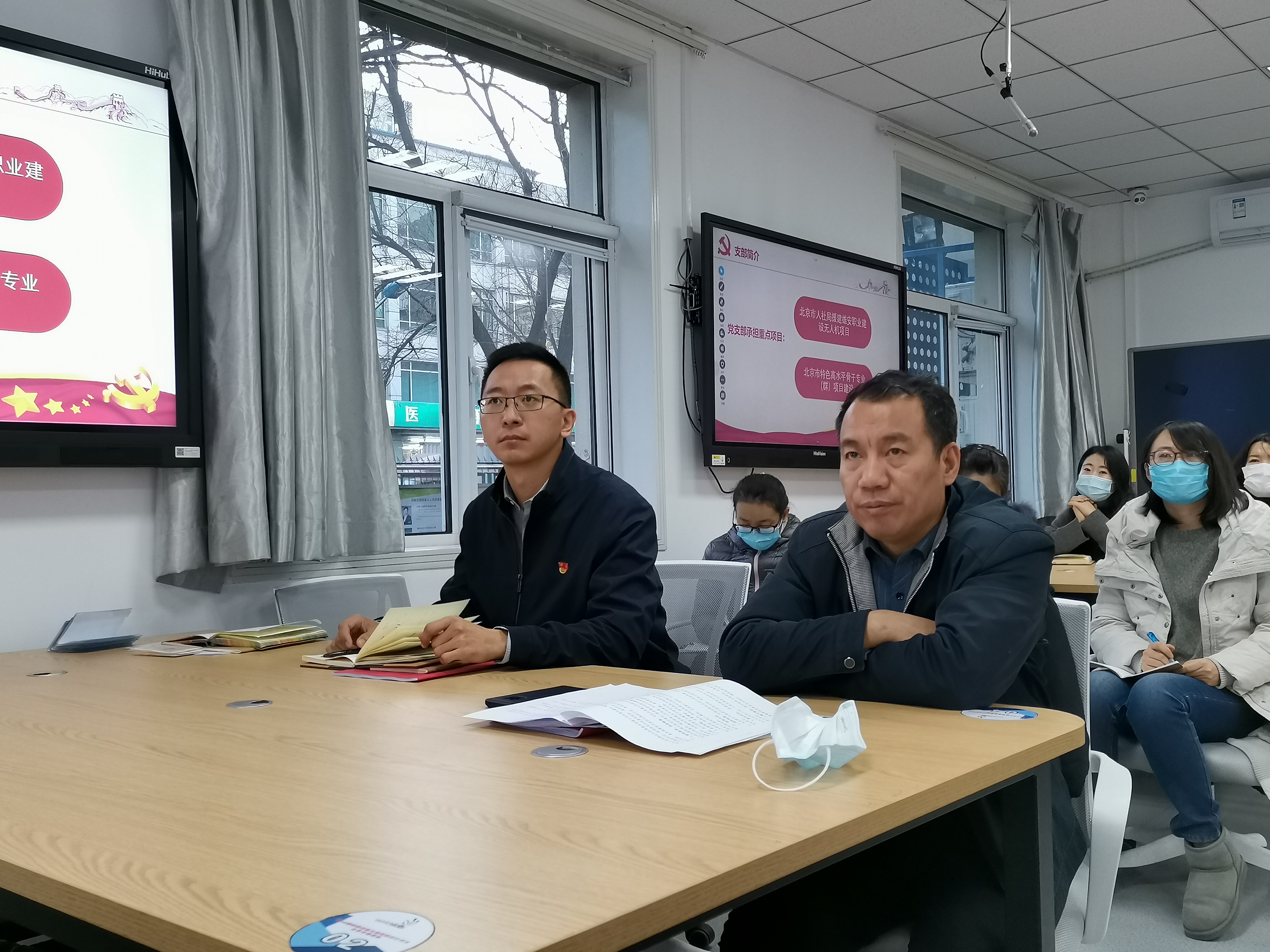 02-控股公司党委常委、副总经理贠天祥(前排右一)参加新媒体专业部党支部主题党日活动.jpg 02-控股公司党委常委、副总经理贠天祥(前排右一)参加新媒体专业部党支部主题党日活动.jpg