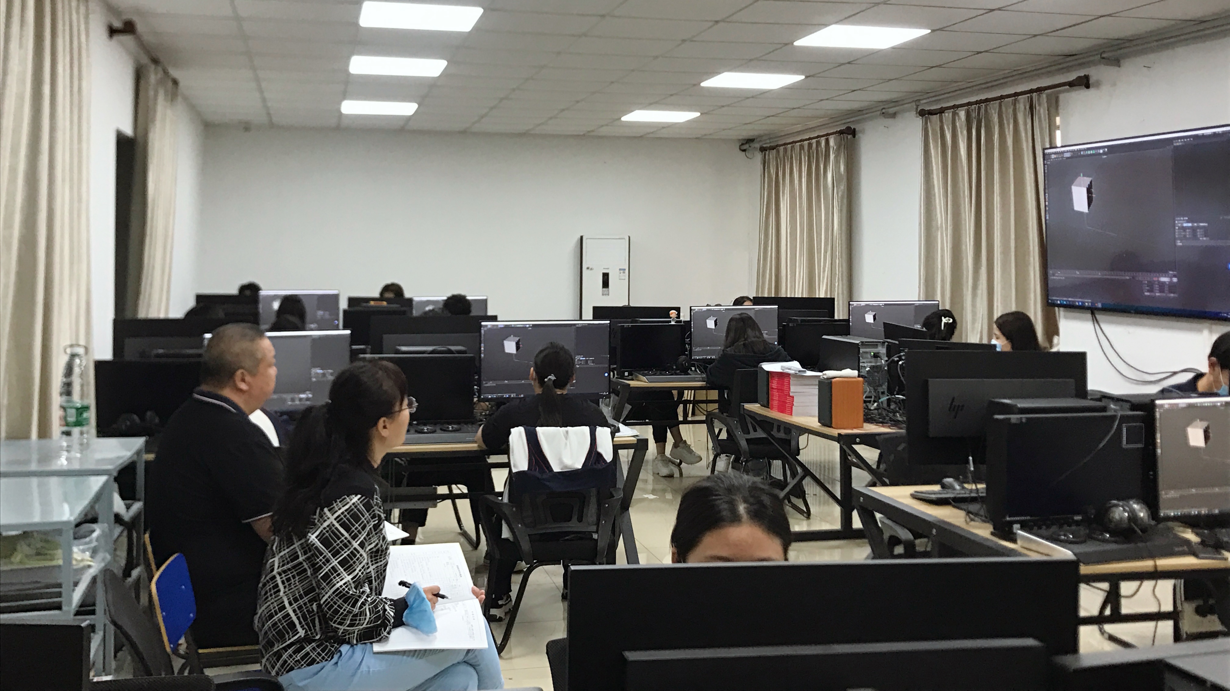 07领导们在新媒体专业部听刘雯方老师《特效合成》课.jpg