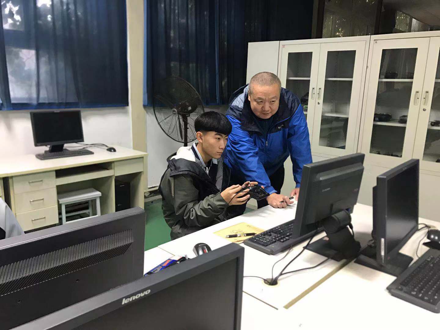 09领导们在昌平校区听陈振军老师《无人机飞行实训》课.jpg
